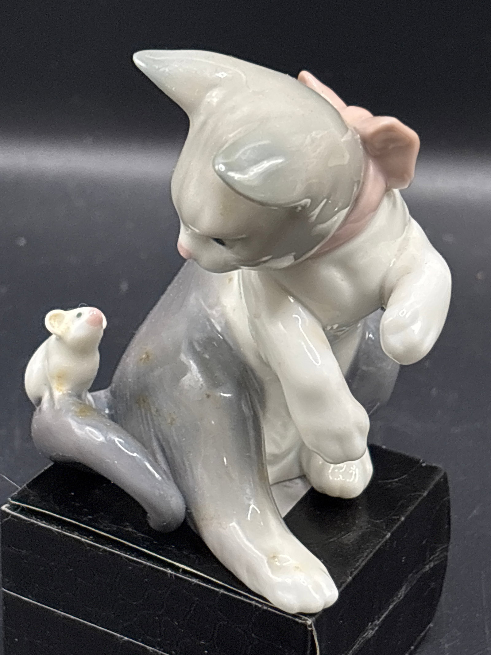 authentic Lladró "Cat and Mouse" porcelain figurine 3 inch: authentic Lladró "Cat and Mouse" porcelain figurine, cataloged under product number 5236.Key DetailsSculptor: Designed by the prominent animal sculptor Juan Huerta.Design Features: It depicts a gloss