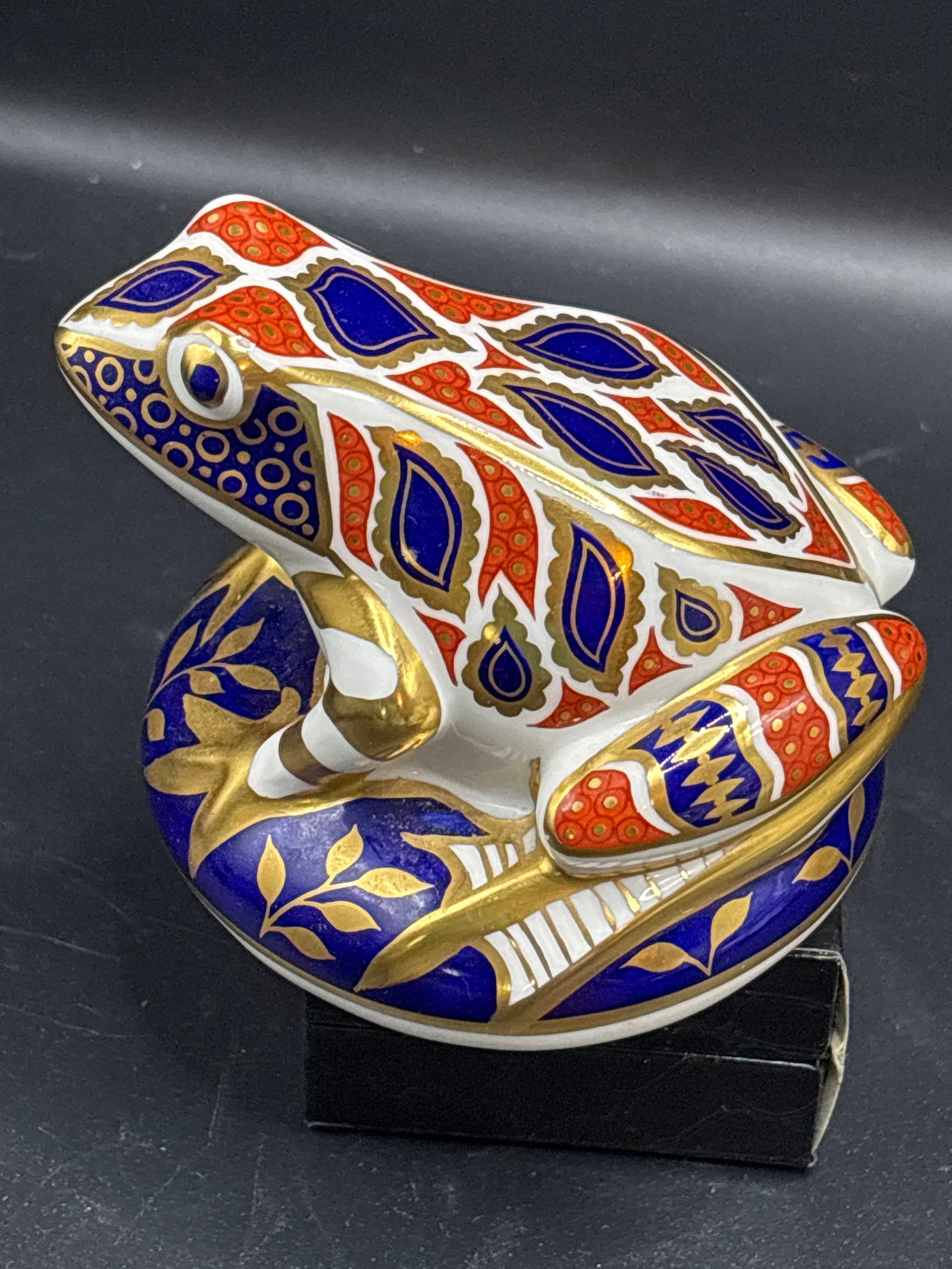 Royal Crown Derby Imari Frog fine bone china paperweight 4 inch figurine: Silver stopper, no box. Royal Crown Derby Imari Frog Paperweight.Crafted from fine English bone china, it features the traditional Old Imari pattern with vibrant cobalt blue, iron red, and hand-painte