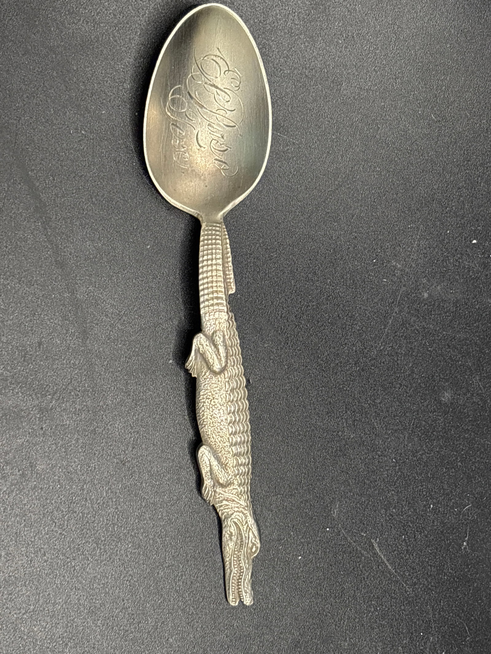 27 grams antique sterling silver alligator souvenir 5&3/4 inch spoon,: 27 grams antique sterling silver alligator souvenir spoon, a popular collectible produced in the late 19th and early 20th centuries. It features a highly detailed, full-length, double-sided figural al