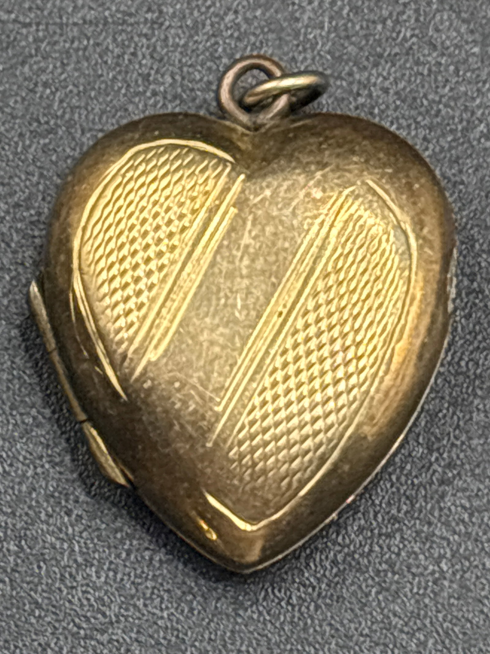 3.92 grams 9 k gold heart form photo locket pendant (1 of 6)
