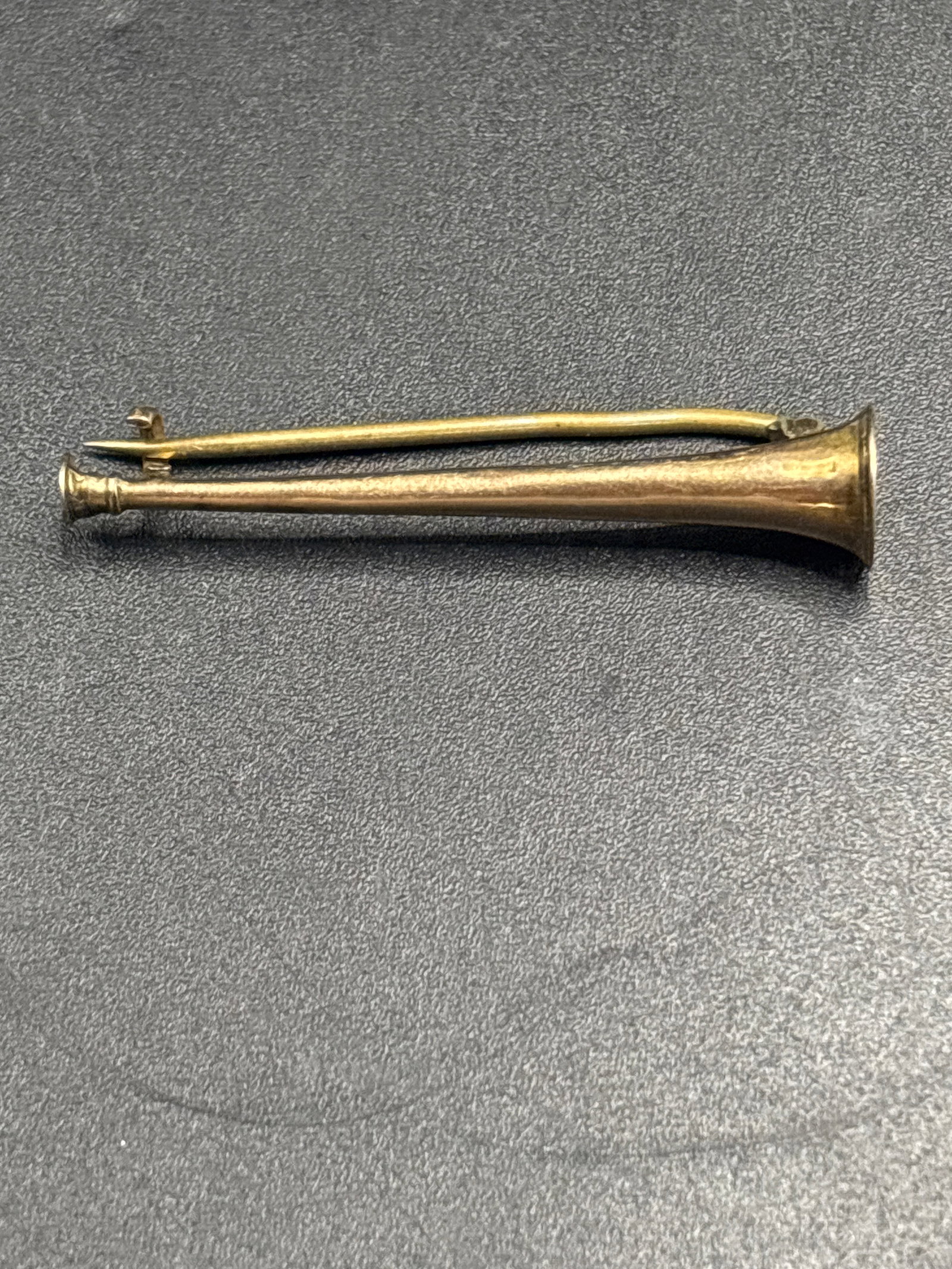 1.47 grams 9 k gold antique Victorian hunting horn brooch pin: 1.47 grams 9 k gold antique Victorian hunting horn brooch pin. [1]The text "9 k" refers to 9-karat gold, confirming the piece is crafted from solid low-carat gold (a purity commonly used in British an