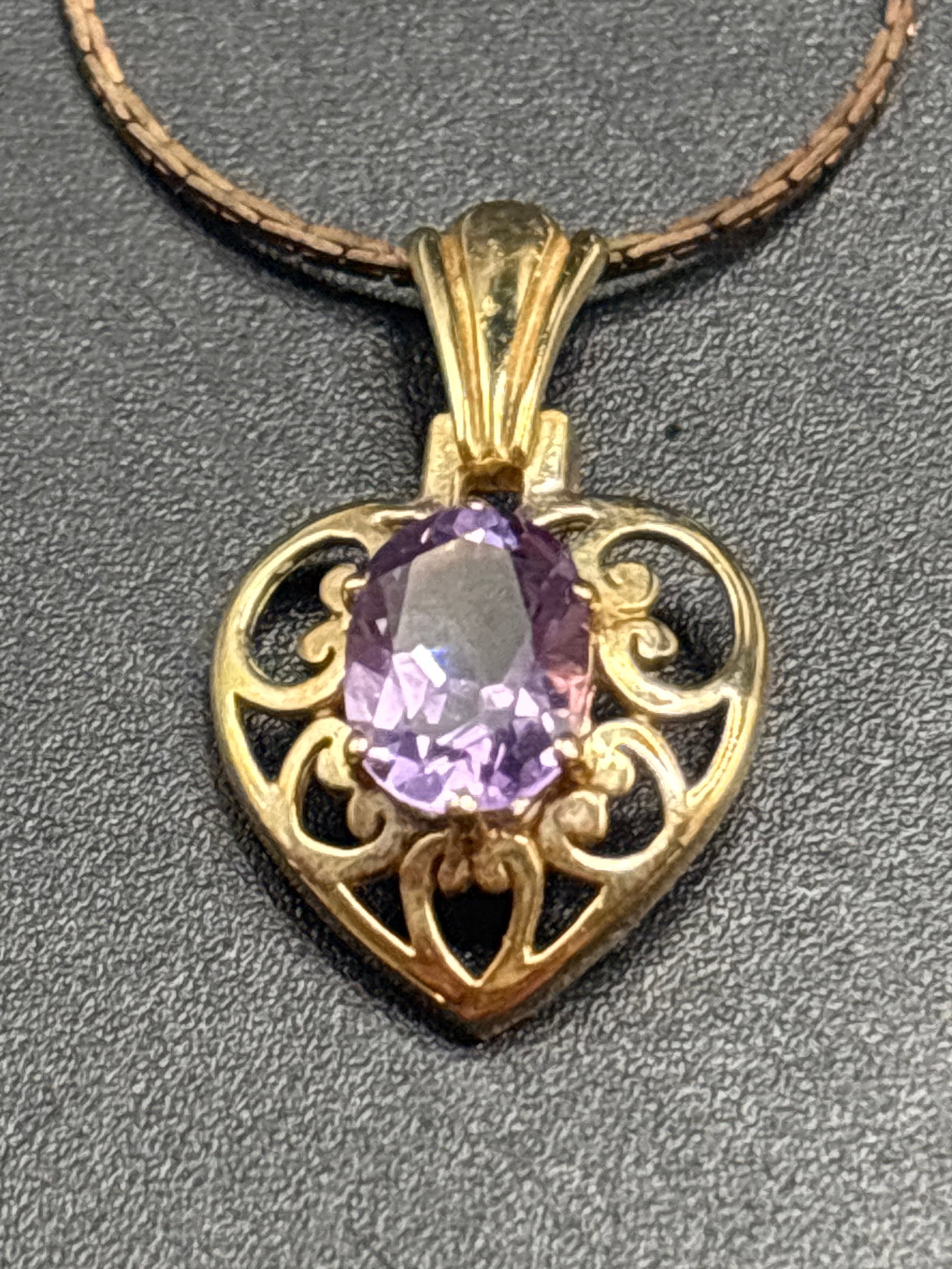 1.6 grams 9 k gold pale amethyst heart pendant, London (1 of 7)