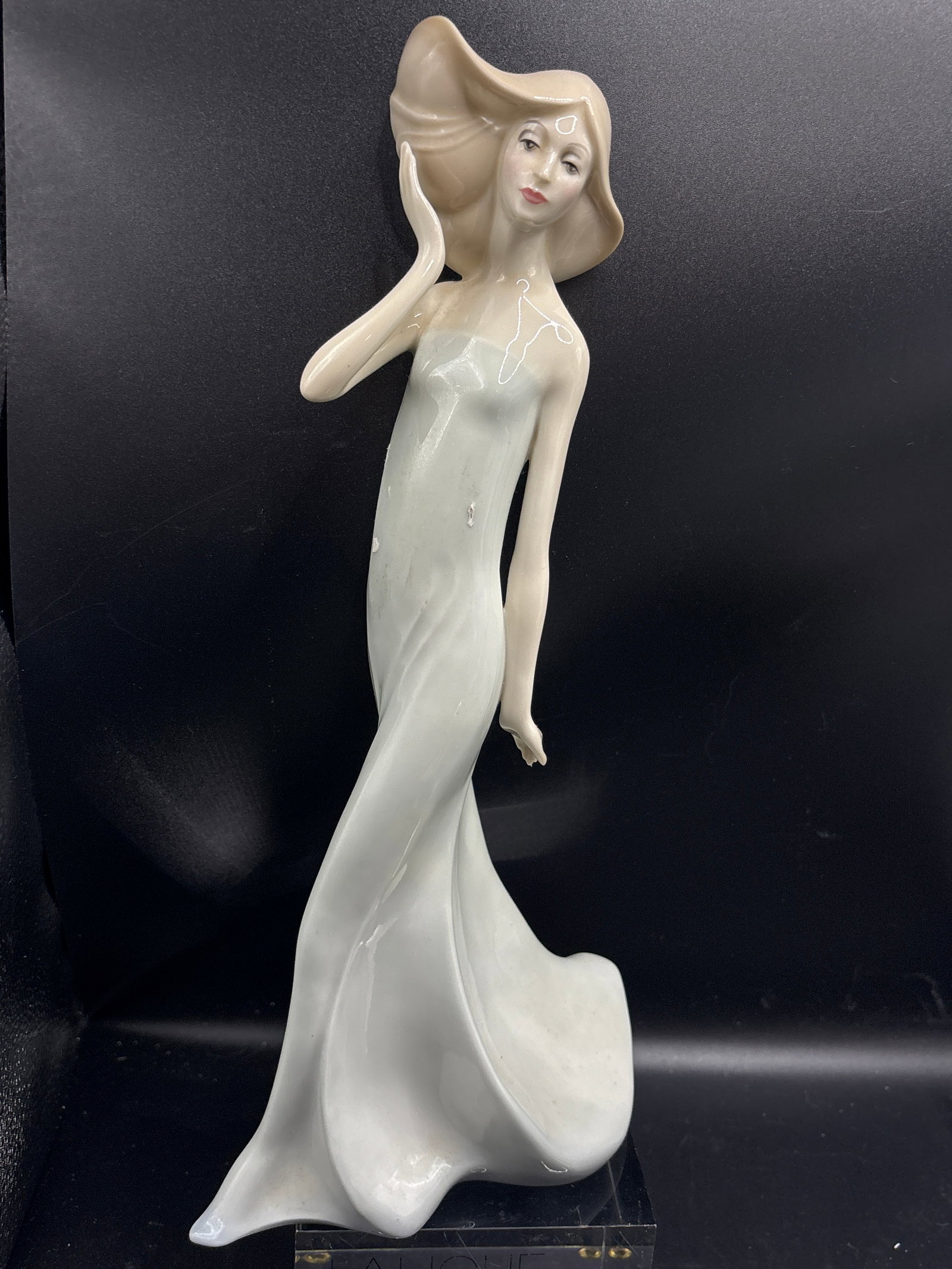 Large 12 inch Royal Doulton fine china Windswept Figurine (HN 3027) (1 of 7)