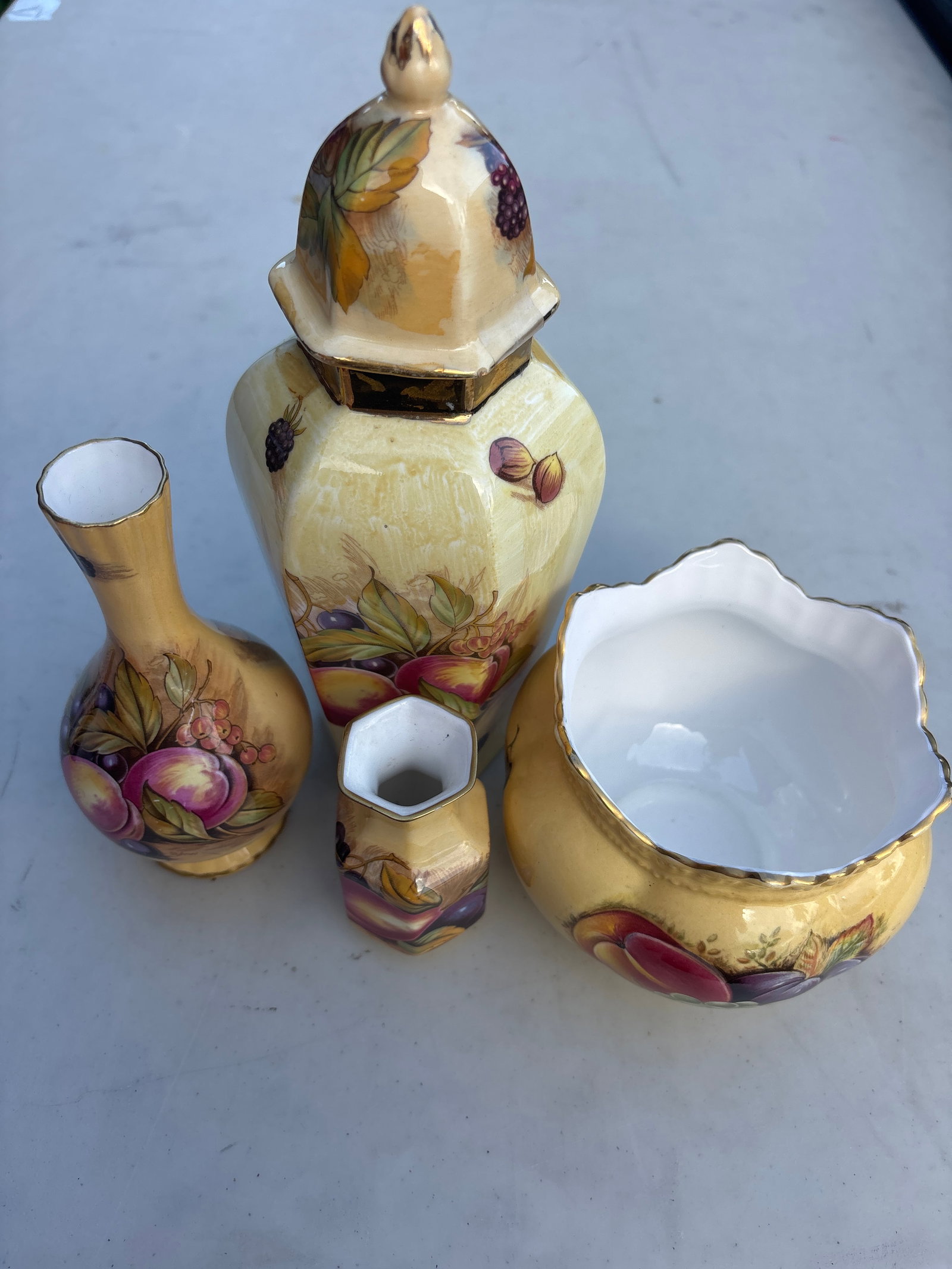 Four John Aynsley fine bone china Orchard Gold (1 of 7)
