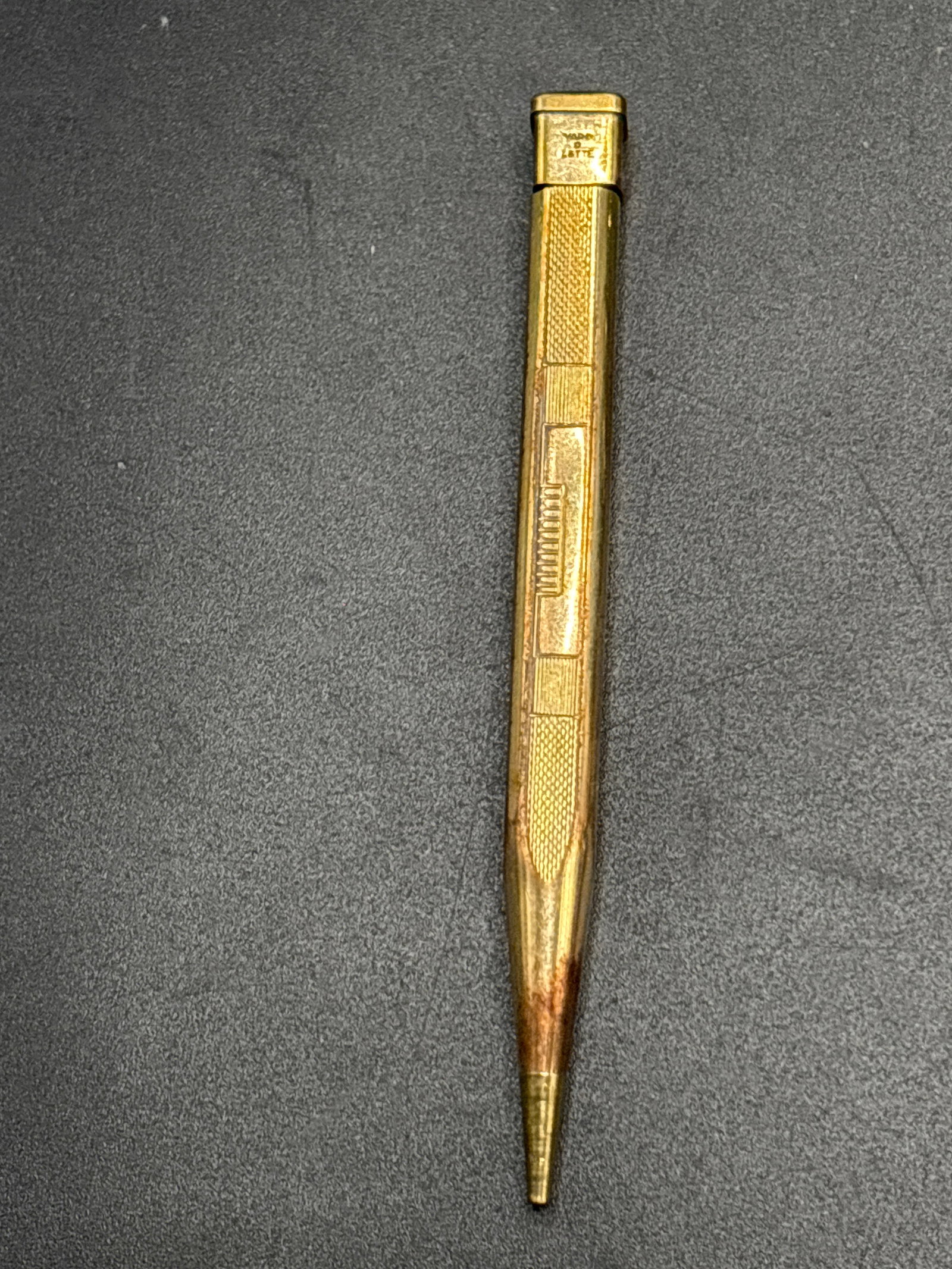 Yard of Lead rolled gold mechanical propelling pencil: rolled gold mechanical propelling pencil, likely dating from the mid-20th century. DetailsType: Retractable mechanical/propelling pencilMaterial: Appears to be gold-filled, rolled gold, or gold vermei