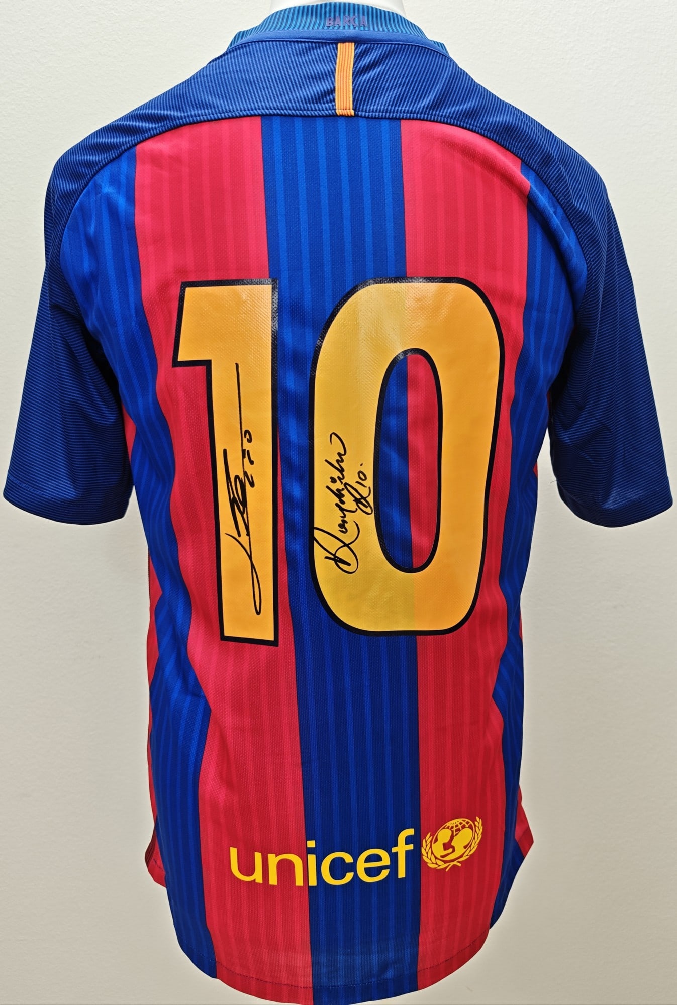 Messi & Ronaldinho Signed Barça #10, ICONS COA: Messi & Ronaldinho, "Dual-signed FC Barcelona #10 jersey", a jersey dual-signed by Lionel Messi and Ronaldinho in marker on the #10. Accompanied by an ICONS.com COA, item code I3645.