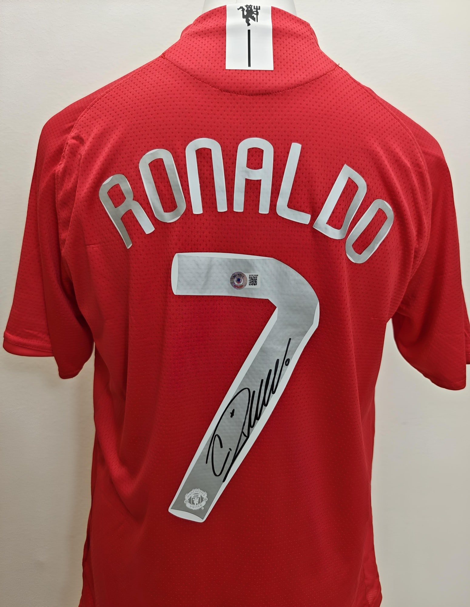 Ronaldo Signed Man Utd 08 Final Shirt Beckett COA: Cristiano Ronaldo, "Manchester United 2007-08 Champions League Final (Moscow) home signed shirt #7", a jersey. Signed on the #7 back in black marker, Beckett Witnessed, hologram no. W162898.