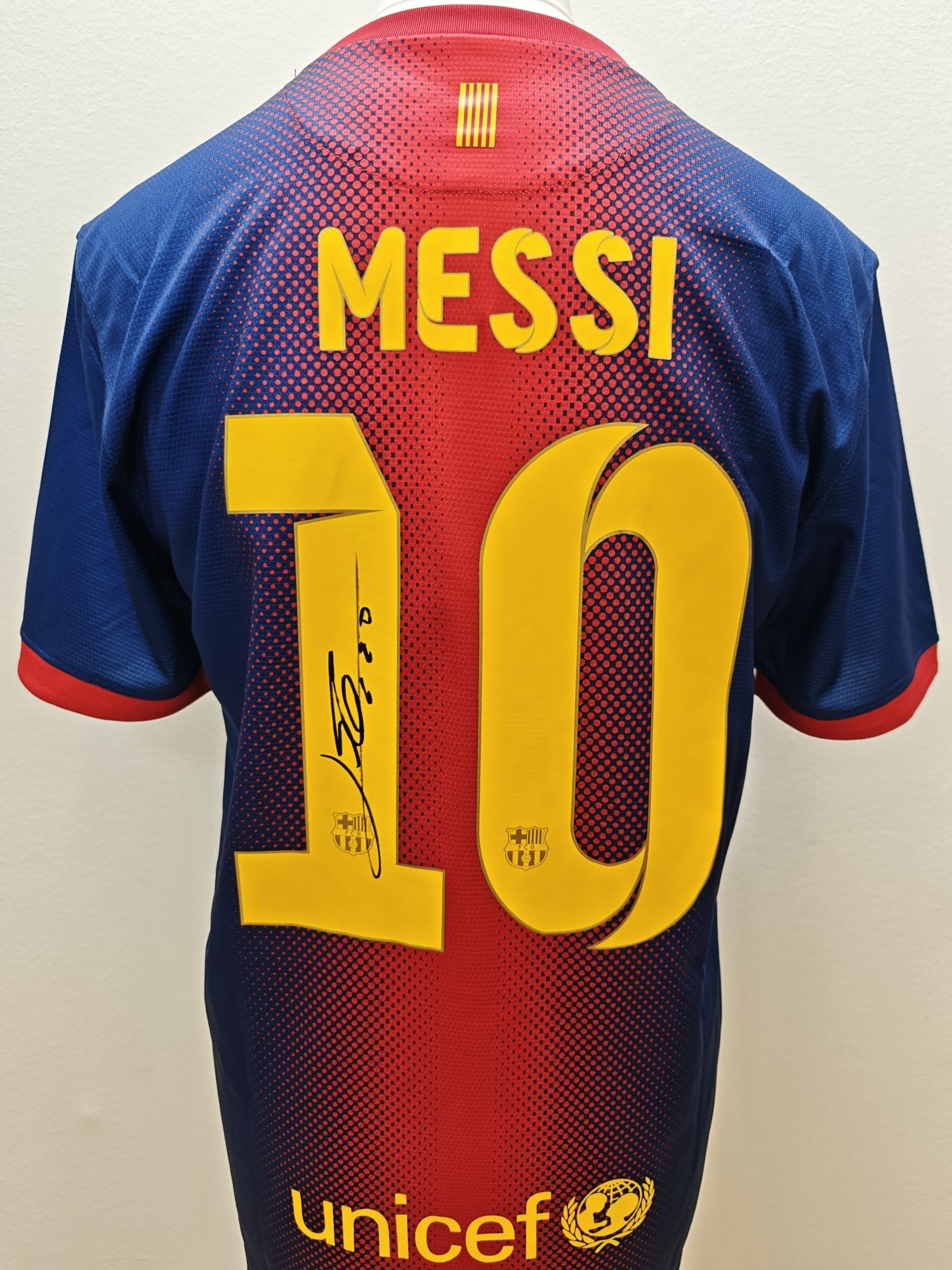 Messi Signed Barcelona 12-13 #10 ICONS COA: Lionel Messi, "FC Barcelona 2012-13 #10 signed jersey", a jersey. Signed by Messi on the #10 back in black marker. Accompanied by an ICONS.com COA, item code I4606, and hologram 000054608.