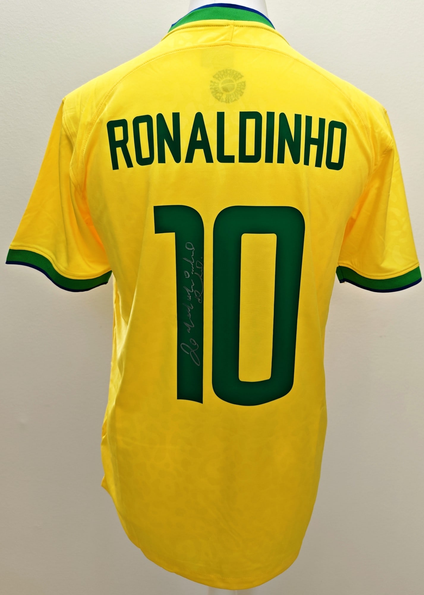 Ronaldinho Signed Brazil 22-23 Shirt, COA: Ronaldinho (1980-), "Brazil 2022-2023 home shirt with fan style numbers", a signed jersey. The shirt bears Ronaldinho's signature and is accompanied by a certificate of authenticity, no. i1403.