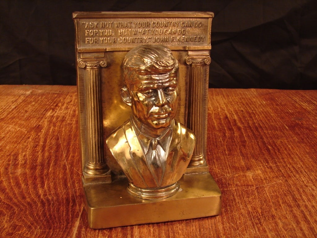 Bust of John F Kennedy: Desk top size bust of John F Kennedy.