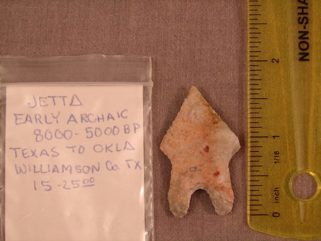 Native American Indian arrowhead artifact (1 of 2)