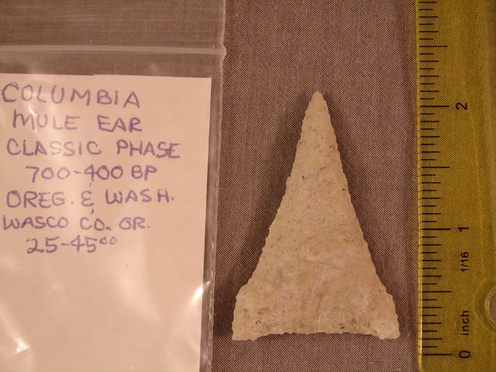 Native American Indian arrowhead artifact (1 of 2)