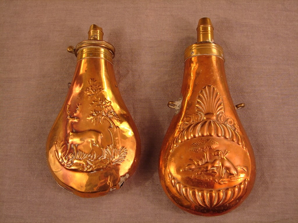 Lot of 2 copper powder flasks: Lot of 2 copper powder flasks. Both cleaned.