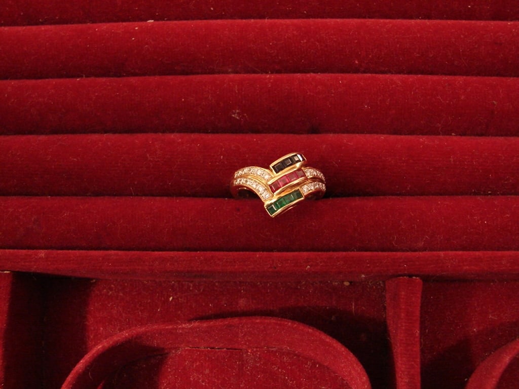 Lovely gold ring w/ emerald, ruby and sapphire 18k (1 of 8)