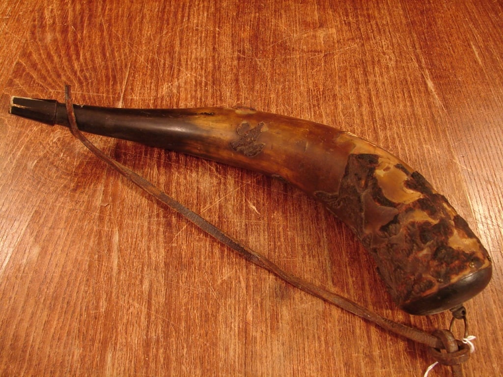 Fine civilian powder horn with hunting scene (1 of 7)