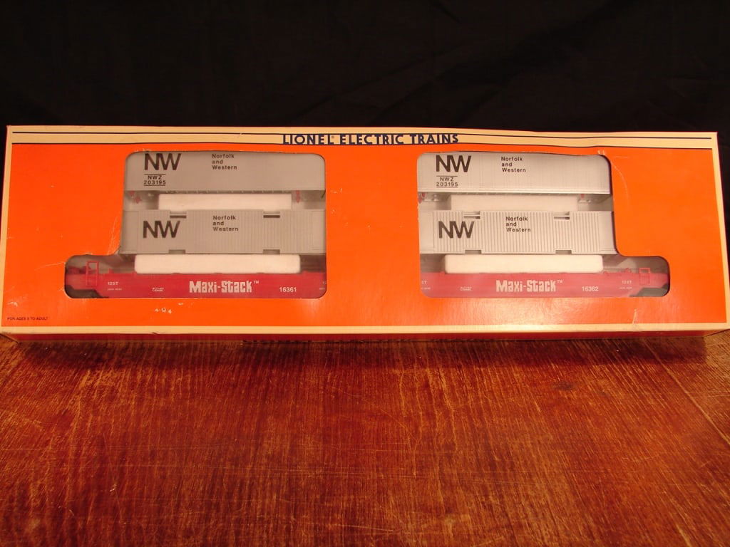 Lionel Norfolk and Western Maxi Stack Flatcar (1 of 5)