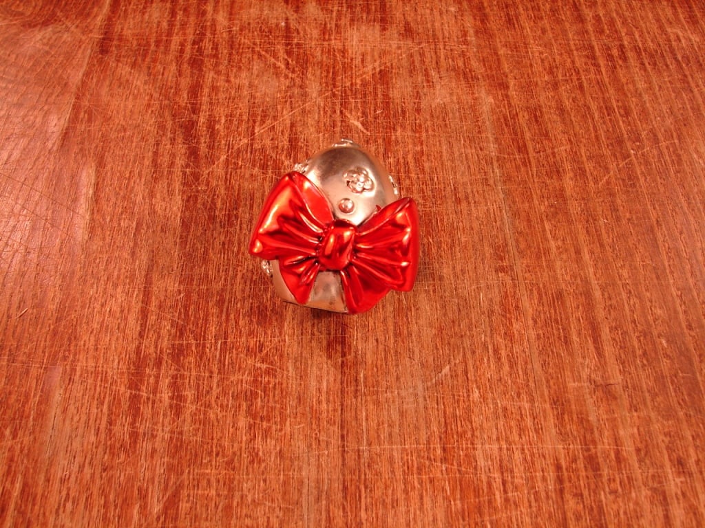 .950 marked Silver decorative egg: .950 Silver decorative egg. Marked 950. A pretty display piece but also very valuable in today's Silver market. Photos of item weight in both grams and ounces. See photos as part of the description. C