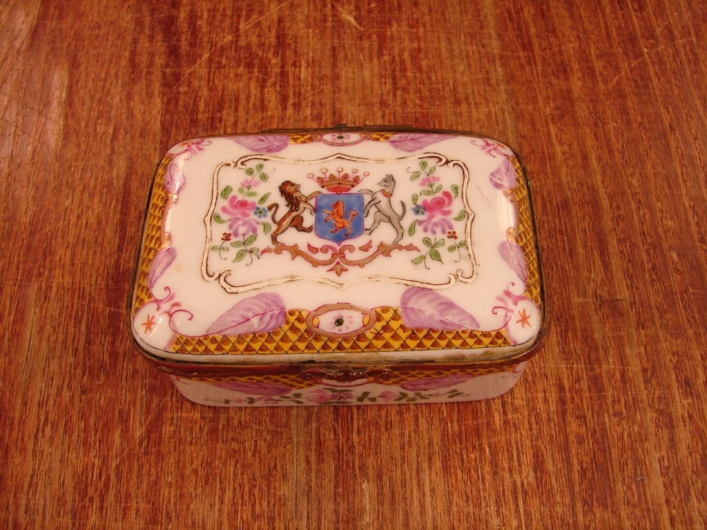 Ceramic jewelry box with 3 Rosary crucifix. (1 of 11)