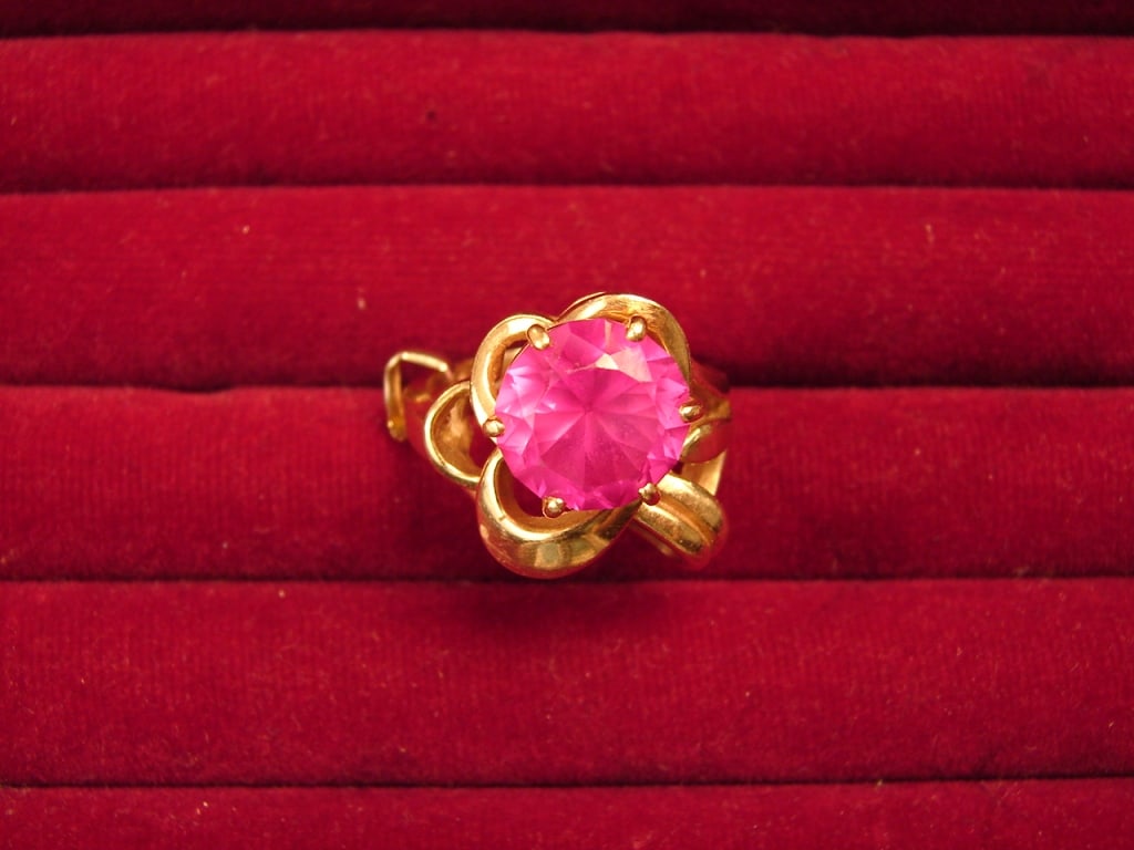 Ladies 14 karat gold ring. (1 of 6)