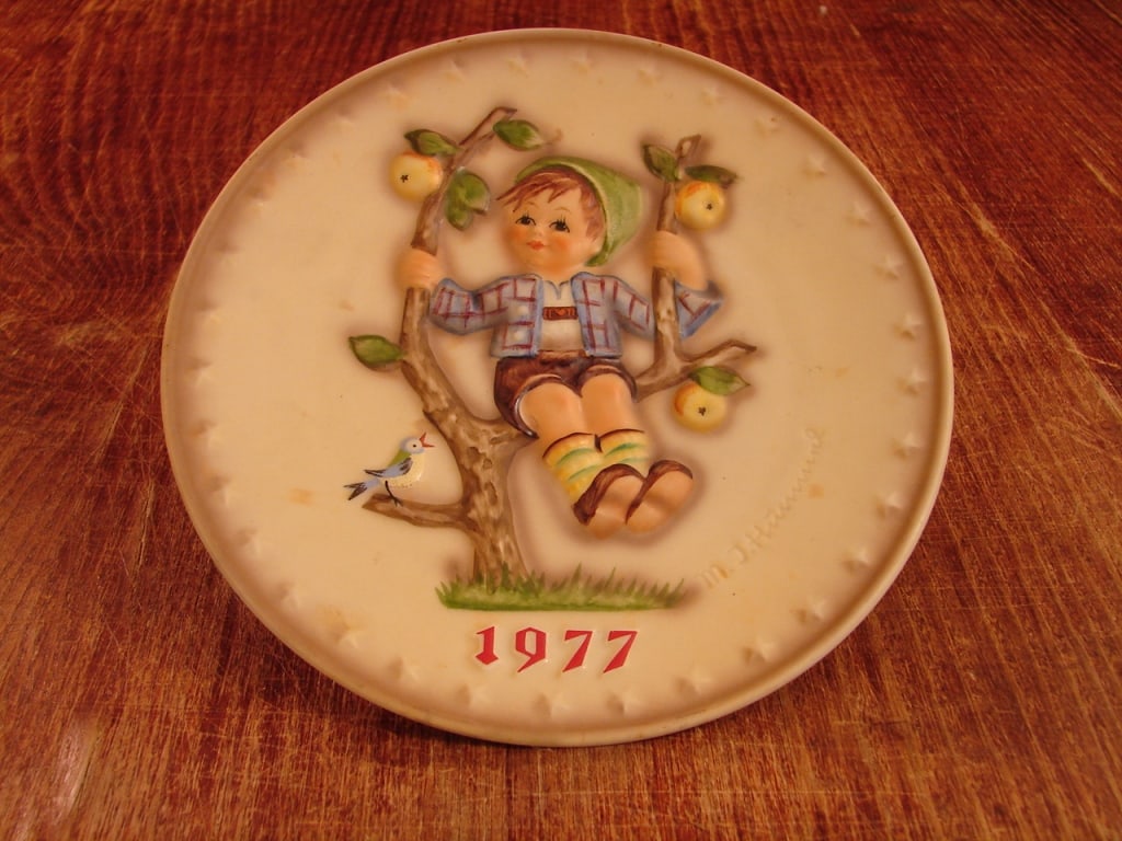 W. Goebel Hand painted decorative plate: W Goebel Hand painted 7th annual plate decoration dated 1977. Made in West Germany 1972.