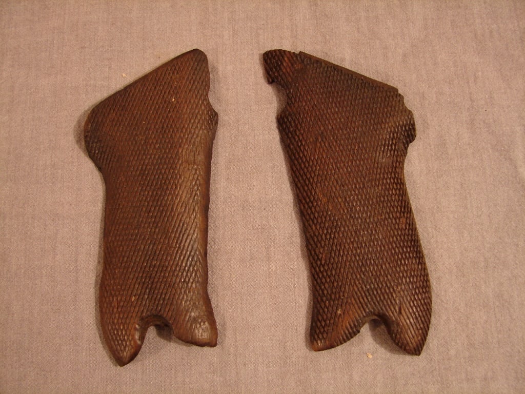 German WWII Luger P08  grips. (1 of 3)