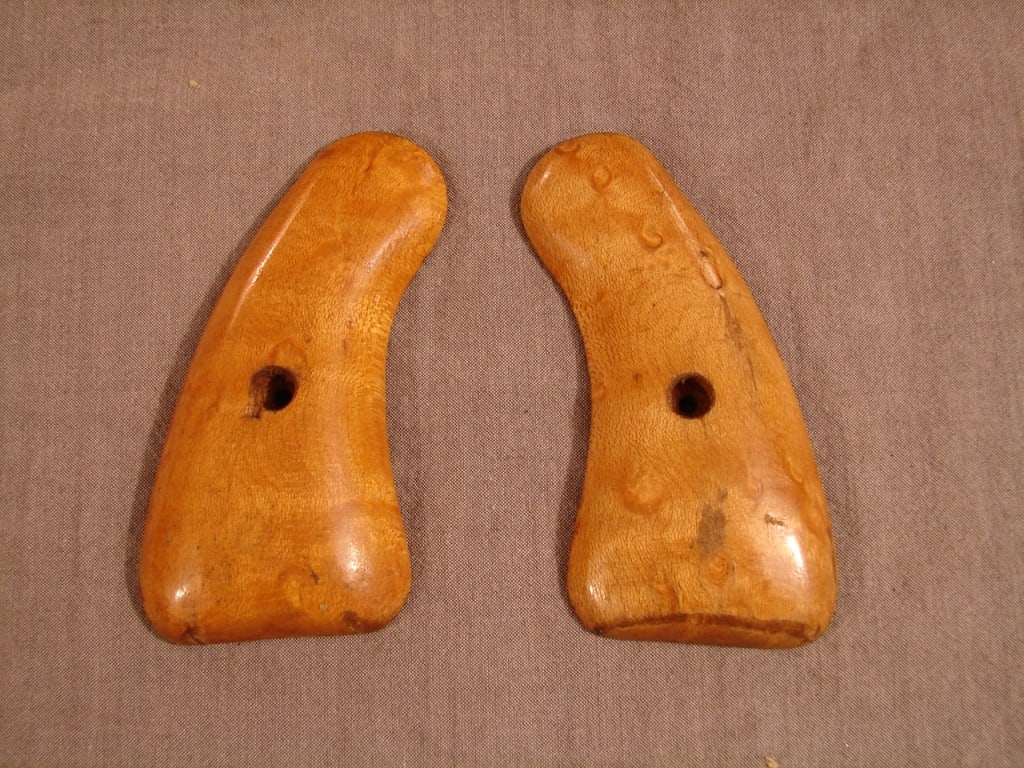 Antique birds eye maple grips Colt or Smith: Antique set of birds eye maple Colt or Smith &Wesson pocket pistol grips. Unsure of gun but older and early gun. Very nice old grips. No screw.
