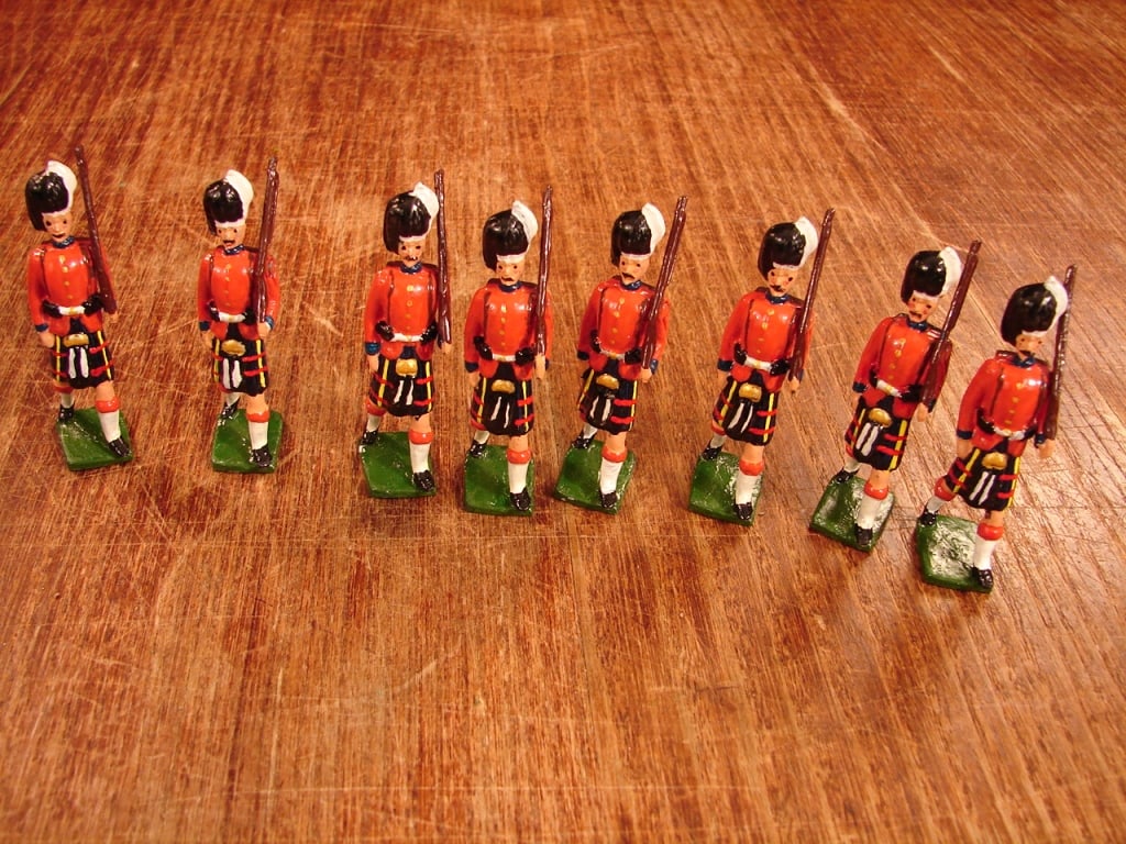 Hand painted lead soldiers Scottish (1 of 2)