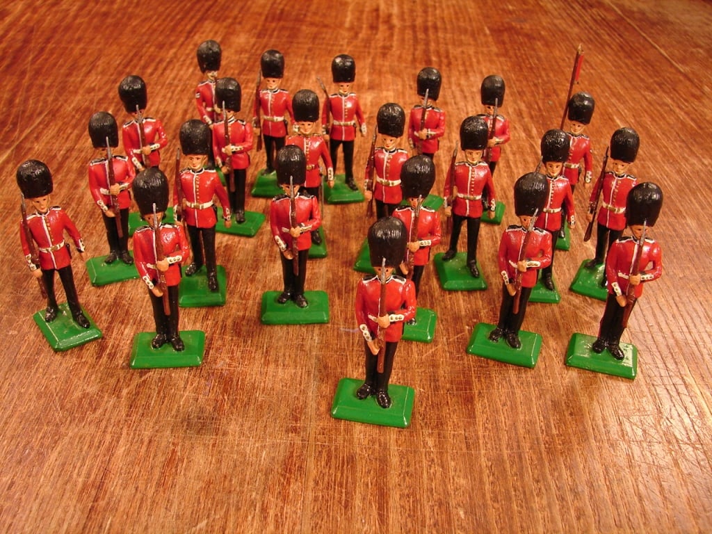 Hand painted lead soldiers - Scottish Guards: Lot of 22 hand painted soldiers. Scottish Guards at " Present Arms".