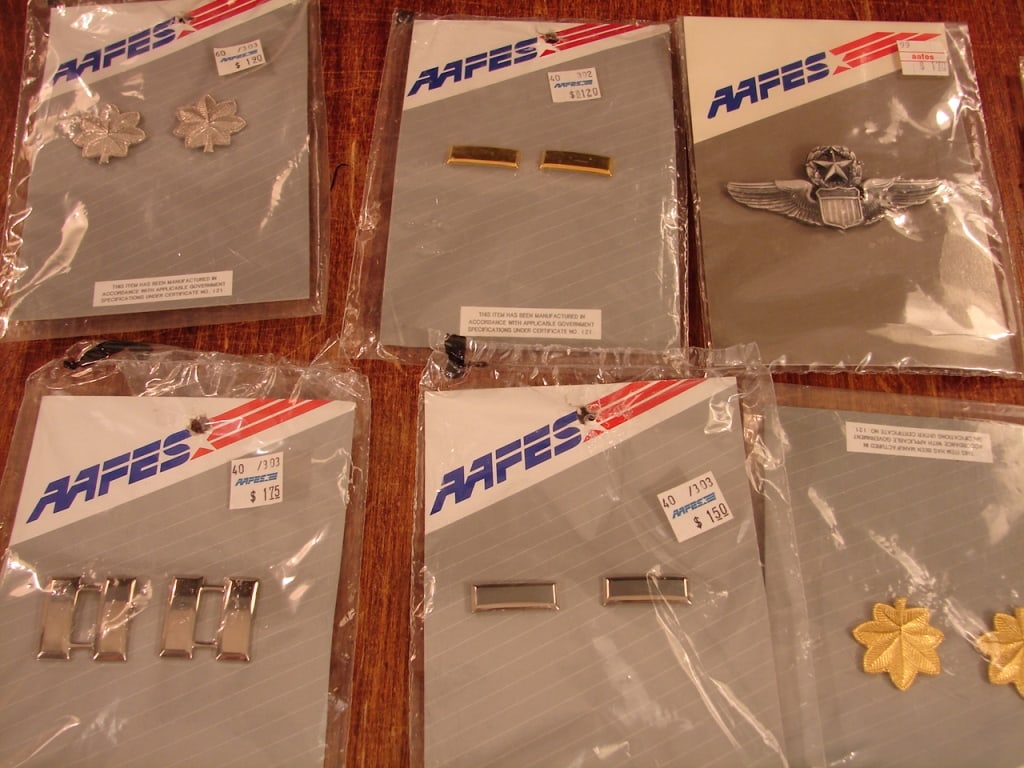 Lot of 7 military insignias AAFES various ranks - 2