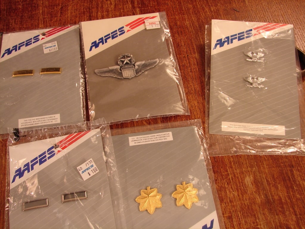 Lot of 7 military insignias AAFES various ranks - 3