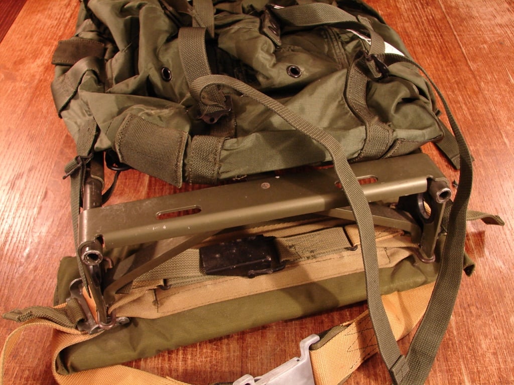 US Military green back pack with frame - 6