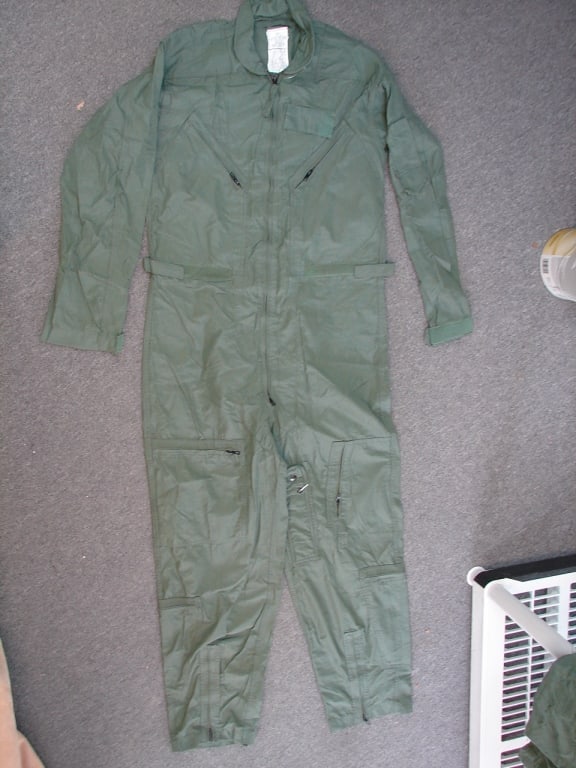 Lot of 2 US flight suits Flyers coveralls: Lot of 2 US flight suits Flyers coveralls in green. Both 42 Long.