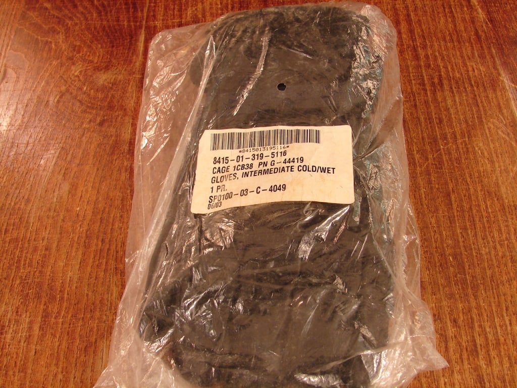 Military issue cold weather gloves. Un-issued: Military issue cold weather gloves. Un-issued still in sealed wrap. Size XL
