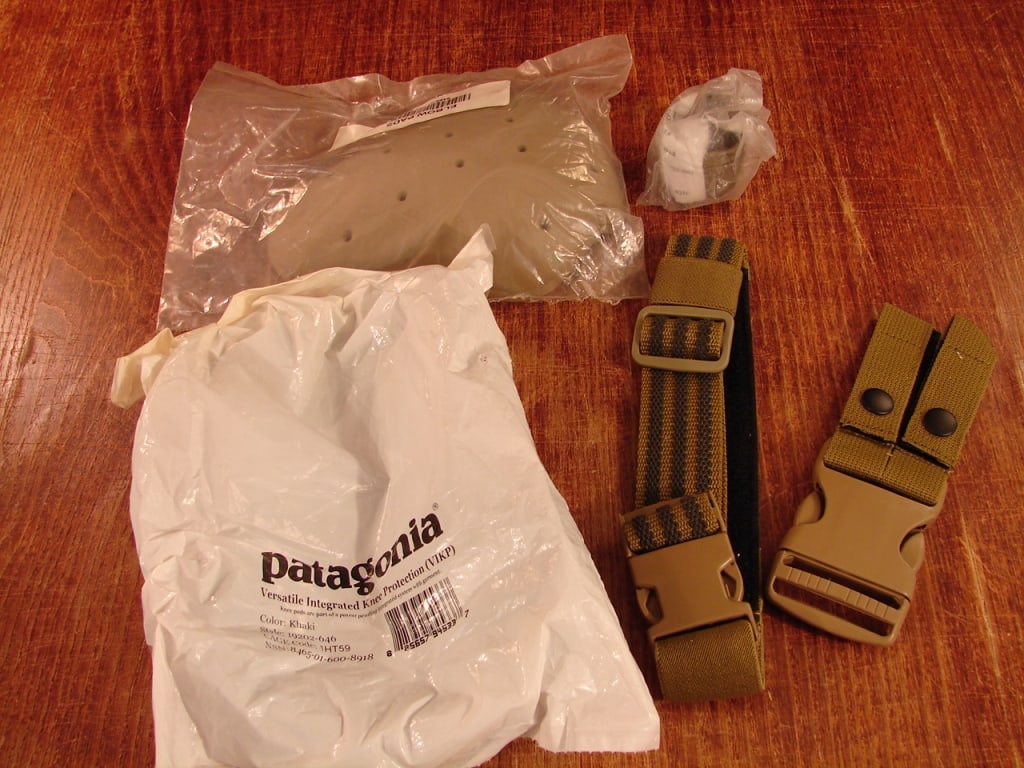 Lot of US Military issue gear. Knee & elbow pads: Lot of US Military issue gear. Knee pads, elbow pads, canteen top and straps.