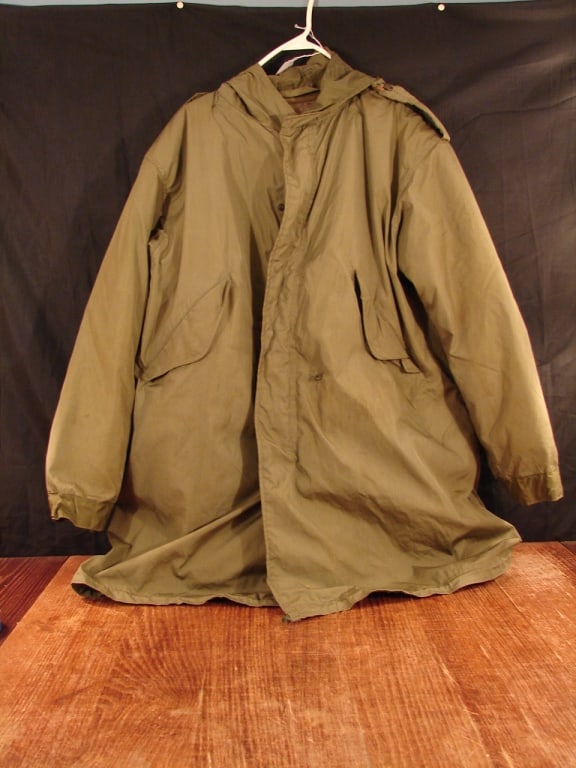 US Issue model 1951 Extreme cold weather parka: US Issue model 1951 Extreme cold weather hooded parka. This liner has the insulated liner and largely waterproof shell. Really good condition. Great hunting parka. These are super warm. Size medium.