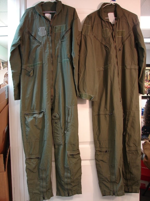 Lot of 2 US Military issue flight suit: Lot of 2 US Military issue Flyer coveralls, Flight suit. Both green both size 42 S.