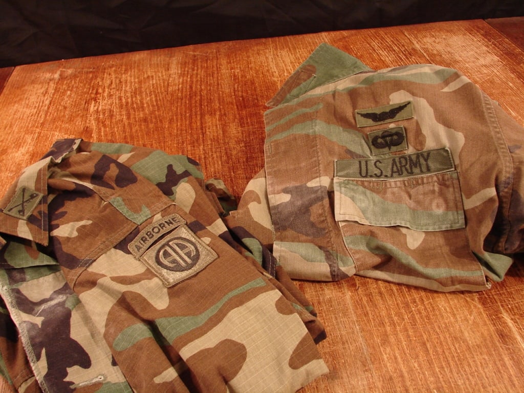 Lot of 2 US Army camo jackets. Special forces: Lot of 2 US Army camo jackets. One is Airborne and unit marked the other special forces, crossed swords, rank and parachutist badge. Both size medium
