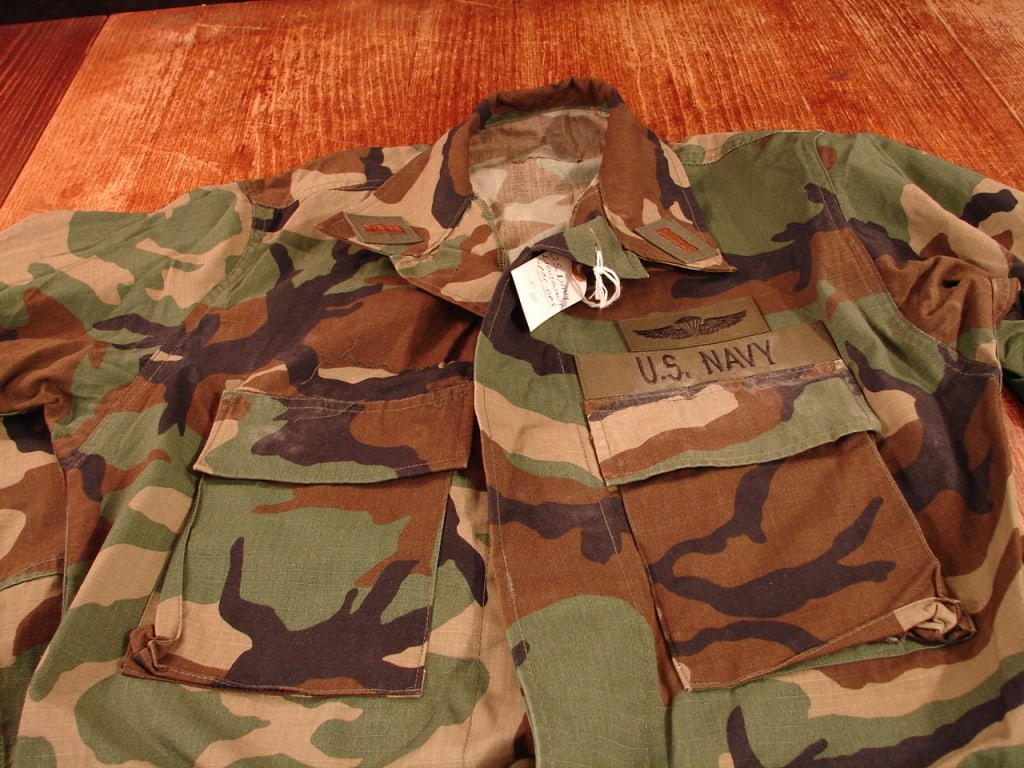 US Navy issued woodland camo jacket. Special OPS: US Navy issued woodland camo jacket. Lieutenant special operations. Size small -long.
