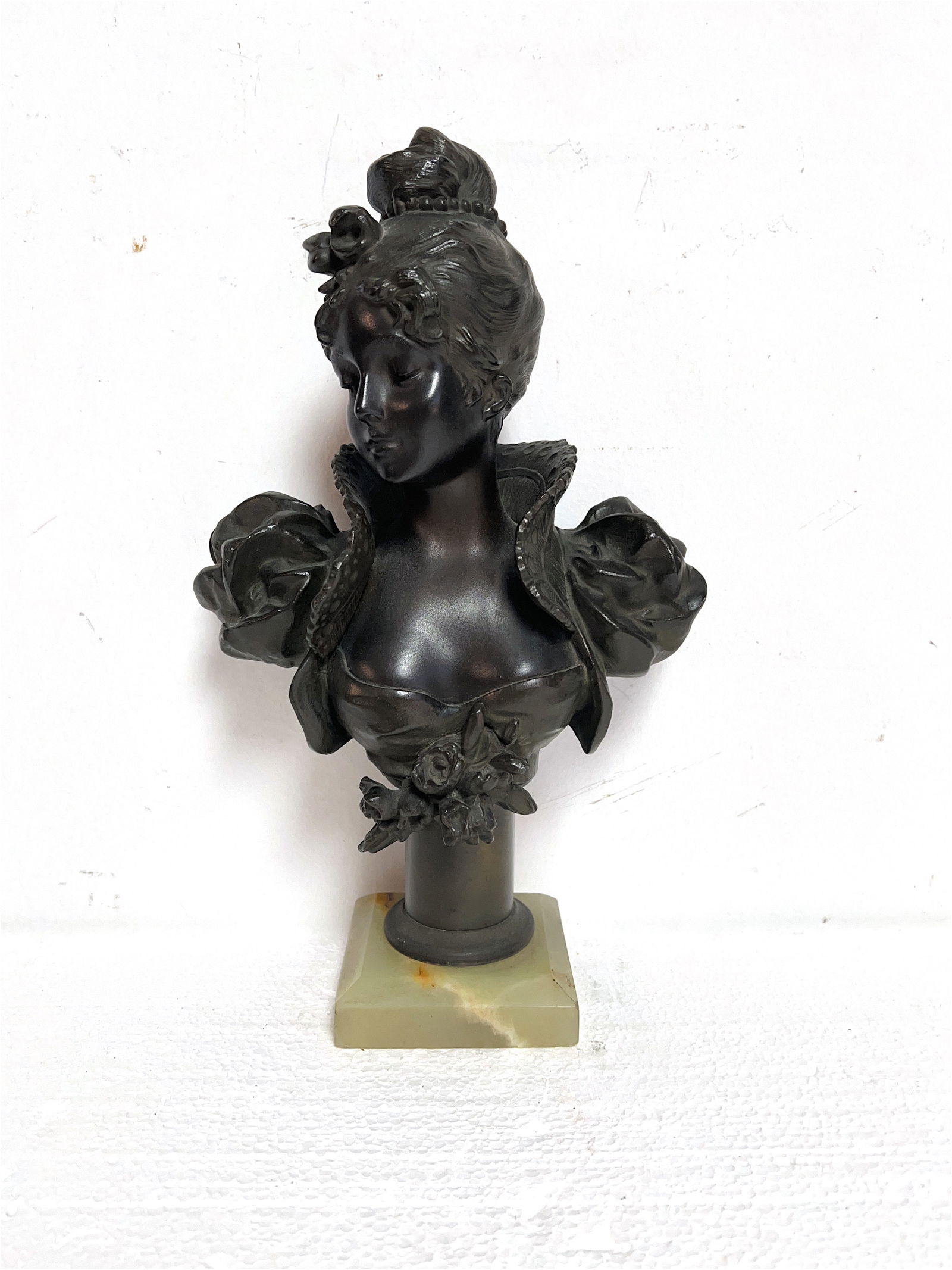 Emmanuel Villanis, Bronze Bust Scupture on Mable Base(1858 - 1914): Born in France in 1858 to Italian parents, artist Emmanuel Villanis studied at the Academy of Fine Arts Albertina in Turin before returning to Paris to embark on his career as a sculptor. His work com