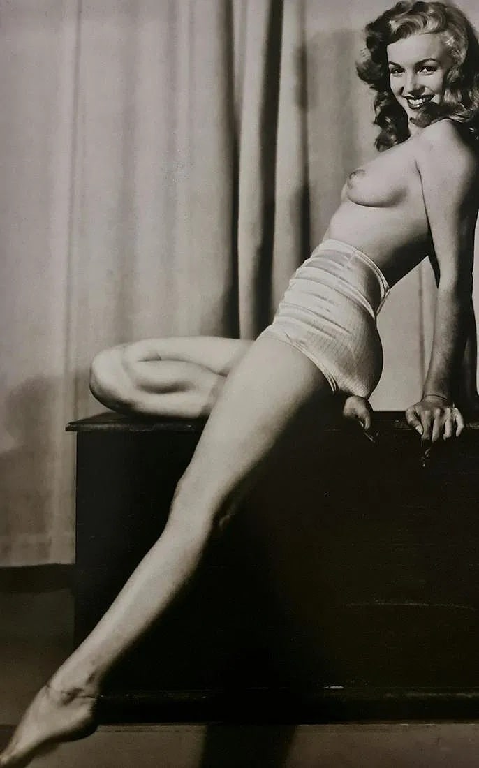 Earl Moran (American, 1893-1984) Marilyn Monroe Print: Earl Moran (American, 1893-1984) Marilyn Monroe, "1946" Print. Printed in 2000, Italy. 7.50 x 11.50 inches. Please be aware that all lots in our auctions are sold "AS IS," in accordance with the Terms