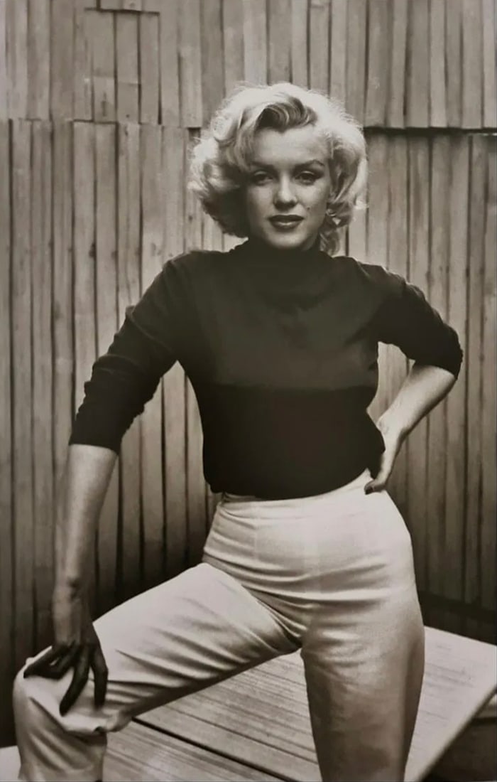 Alfred Eisenstaedt (German-American, 1898-1995) Print: Alfred Eisenstaedt (German-American, 1898-1995) Marilyn Monroe, "1952". 7.50 x 11.50 inches. Printed in 2000, Italy. Please be aware that all lots in our auctions are sold "AS IS," in accordance with 