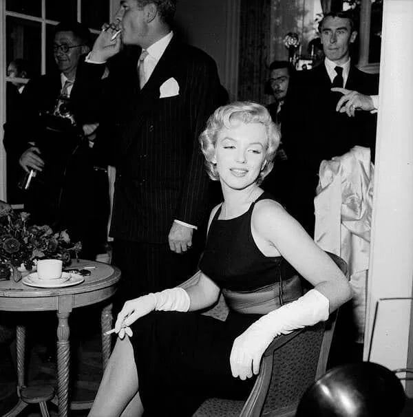 Harry Kerr (Scottish, 1960-2022) Marilyn Monroe Print: Harry Kerr (Scottish, 1960-2022) Marilyn Monroe Print. Taken originally at Savoy Hotel, London, England. Pictured with Laurence Olivier. 16.00 x 16.00 inches. Please be aware that all lots in our