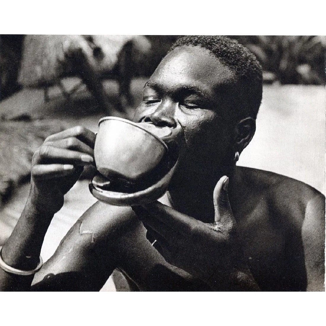 Dr. Paul Wolff (France , 1887-1951 ) Print: Dr. Paul Wolff (France , 1887-1951 ) Print. PAUL WOLFF (France , 1887-1951 ) Print. Trinkende Lippen-Platten. Printed in 1930's. 9.00 x 7.00 inches. Please be aware that all lots in our auctions are