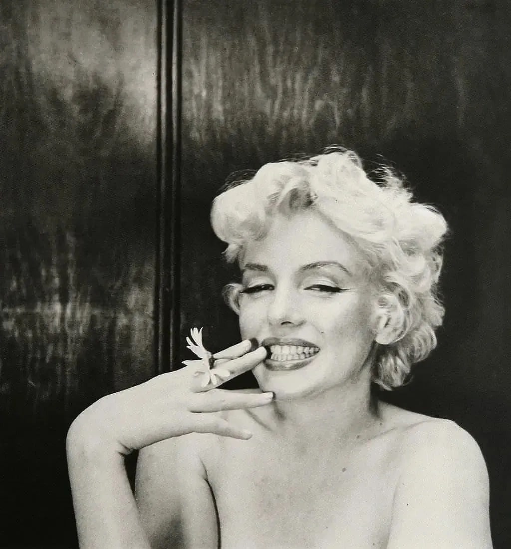 Cecil Beaton (British, 1904-1980) Marilyn Monroe Print: Cecil Beaton (British, 1904-1980) Marilyn Monroe Print. Photogravure, Printed in 1982, Milan. 7.30 x 6.90 inches. Not hand-signed unless otherwise stated. Lots that contain nudity have been partially
