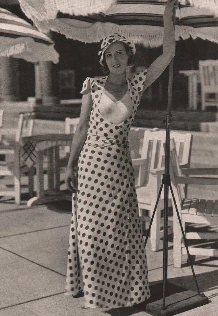 George Hoyningen-Huene (American,1900â€“1968) Print: George Hoyningen-Huene (American,1900â€“1968) Print. Fashion Model. Photogravure, Printed in 1932, Germany. 8.50 x 5.50. Not hand-signed unless otherwise stated. Lots that contain