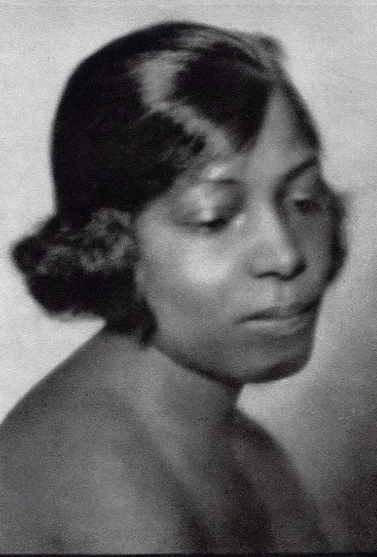 E. O. Hoppe (British, 1878-1972) Print: E. O. Hoppe (British, 1878-1972) Print. Hawaii Woman. Printed in 1922. 4 x 5 inches. Not hand-signed unless otherwise stated. Photomechanical Print. Lots that contain nudity have been partially obscur