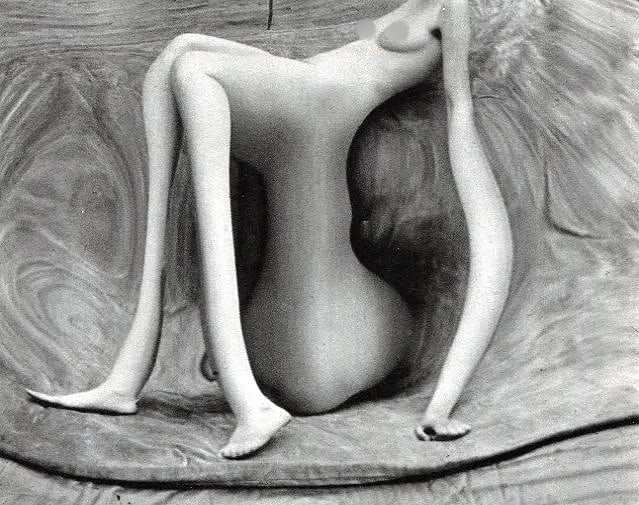 Andre Kertesz (Hungarian, 1894-1985) Print: Andre Kertesz (Hungarian, 1894-1985) Print. Distorted Nude - Gravure. Printed in 1976. 6 x 5 inches. Not hand-signed unless otherwise stated. Photomechanical Print. Lots that contain nudity have been 