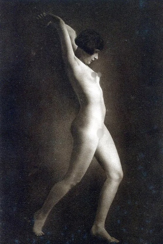 Riess (Berlin) Print: Riess (Berlin) Print. Dutch Woman. Printed in 1926. 6 x 8 inches. Not hand-signed unless otherwise stated. Photomechanical Print. Lots that contain nudity have been partially obscured in the listing; 