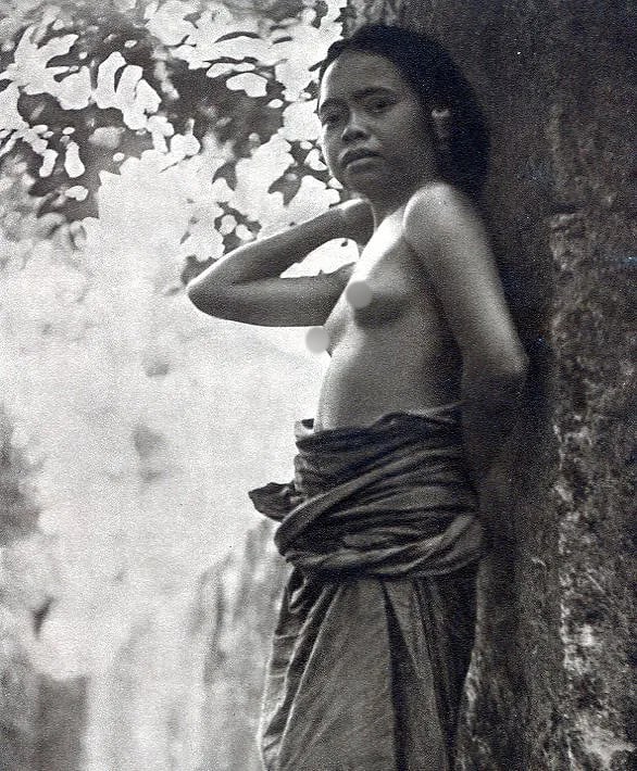 Dr. Krause Print: Dr. Krause Print. Girl of Bali. Printed in 1926. 6 x 7 inches. Not hand-signed unless otherwise stated. Photomechanical Print. Lots that contain nudity have been partially obscured in the listing; unb