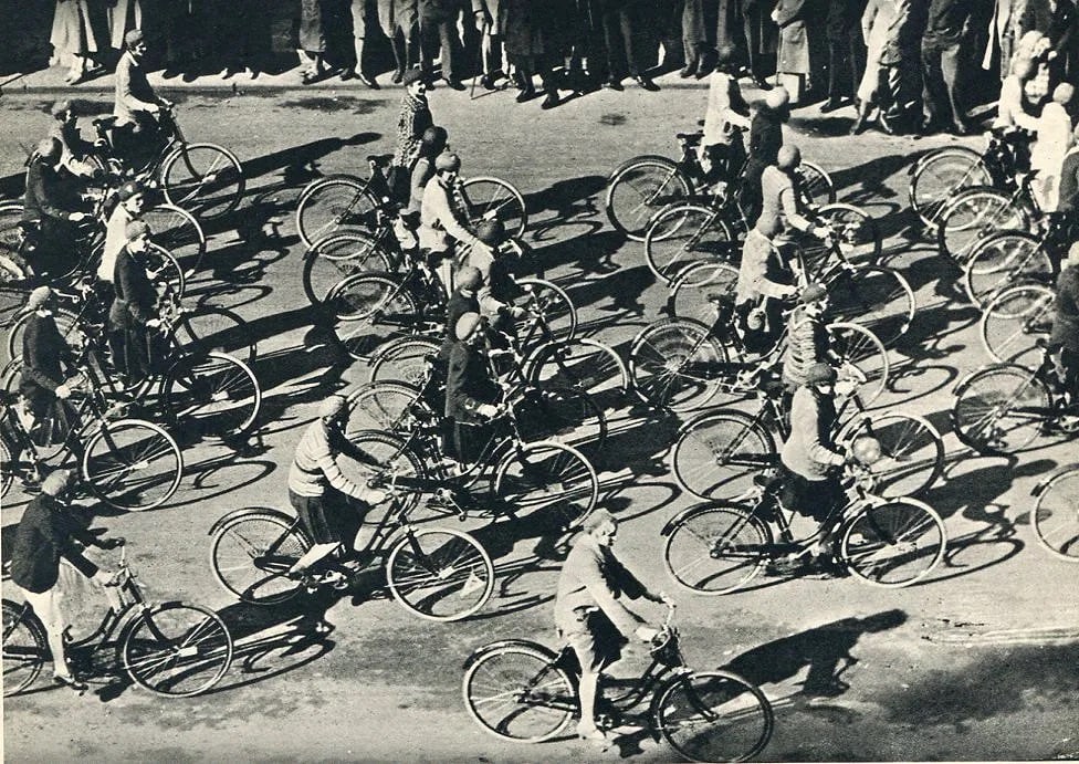 Charles Escher Print: Charles Escher Print. Cyclism - Vintage Gravure. Printed in 1934. 6 x 5 inches. Not hand-signed unless otherwise stated. Photomechanical Print. Lots that contain nudity have been partially obscured in